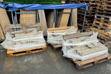 İnşaat alanında bir yığın mermer döşeme.