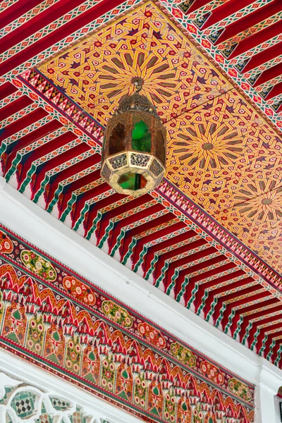 Linterna Tradicional Colgada Colorido Techo Madera Decorado Dentro Antiguo Riad — Foto de Stock
