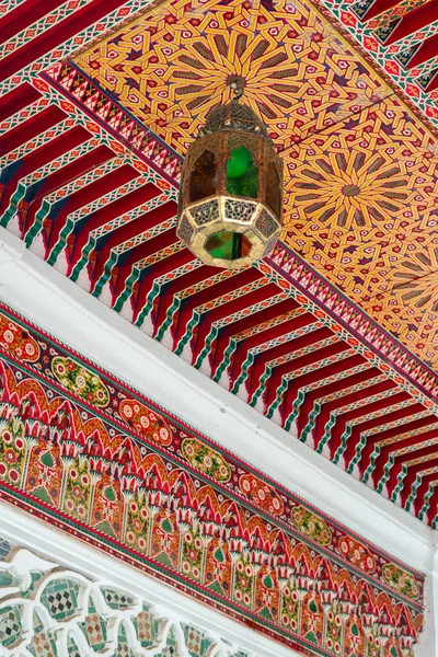 Linterna Tradicional Colgada Colorido Techo Madera Decorado Dentro Antiguo Riad — Foto de Stock