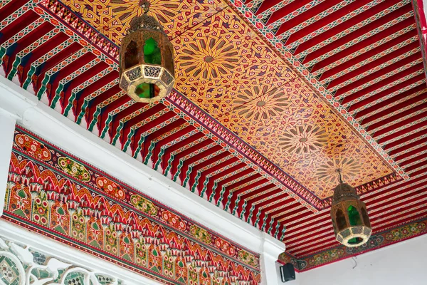 Lanterne Traditionnelle Suspendue Plafond Bois Décoré Coloré Intérieur Vieux Riad — Photo