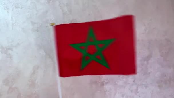 Χέρι Κρατώντας Μια Σημαία Του Μαρόκου Και Κυματίζει Έναν Τοίχο — Αρχείο Βίντεο
