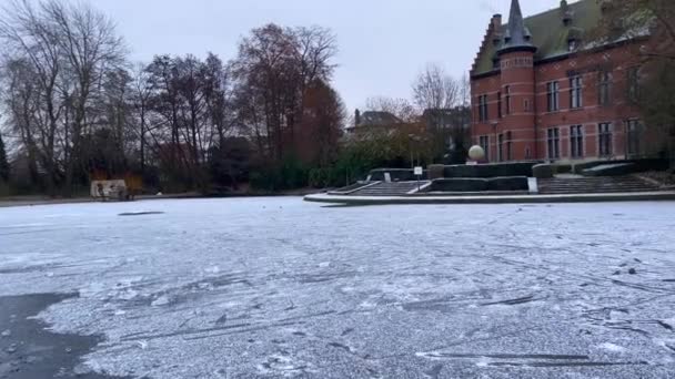 ベルギーのザベンテムにあるBrasserie Mariadalビルの隣にある霜の池 — ストック動画