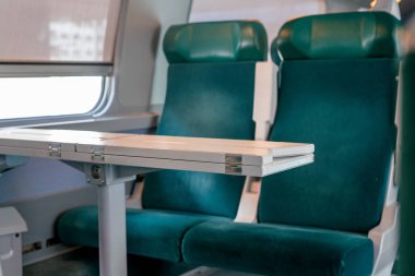 Ticari bir trenin içinde boş rahat koltuklar