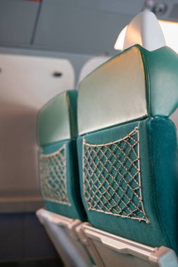 Modern bir ticari trenin içinde koltuğun arkasındaki boş çöp tenekesi.