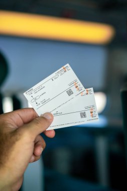 Fas 'ta yüksek hızlı bir trende elinde iki tren bileti olan bir adam.