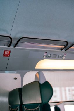 Modern trenin hareket halindeki iç kısmının bulanık fotoğrafı.