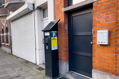 Brüksel, Belçika 'da caddede otomatik bir trafik cezası makinesi.