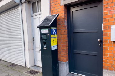 Brüksel, Belçika 'da caddede otomatik bir trafik cezası makinesi.