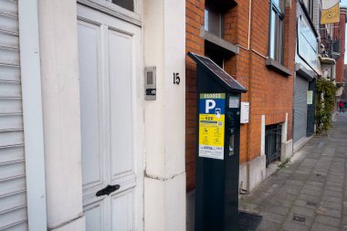 Brüksel, Belçika 'da caddede otomatik bir trafik cezası makinesi.