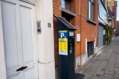 Brüksel, Belçika 'da caddede otomatik bir trafik cezası makinesi.