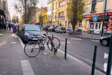 Brüksel, Belçika 'da kaldırıma park etmiş bir bisiklet.