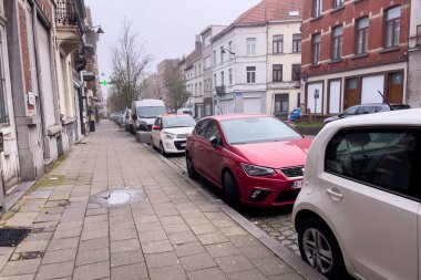 Brüksel, Belçika 'da yol kenarına park edilmiş arabalar