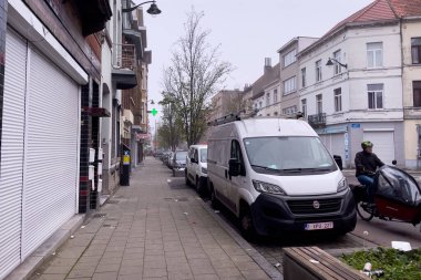 Brüksel, Belçika 'da yol kenarına park edilmiş arabalar