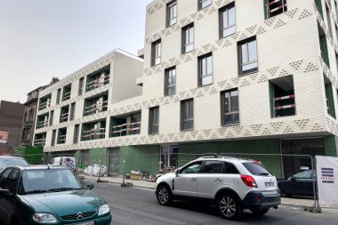 Brüksel, Belçika 'da yol kenarına park edilmiş arabalar