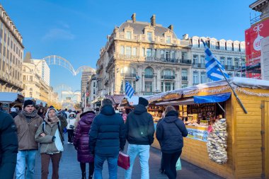 Brüksel, Belçika 'nın merkezinde bir Noel Pazarı' nda yürüyen insanlar
