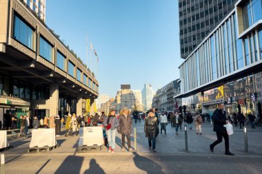 Brüksel, Belçika sokaklarında yürüyen insanlar