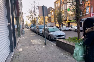 Brüksel, Belçika 'da yol kenarına park edilmiş arabalar