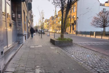 Brüksel, Belçika 'da yol kenarına park edilmiş arabalar