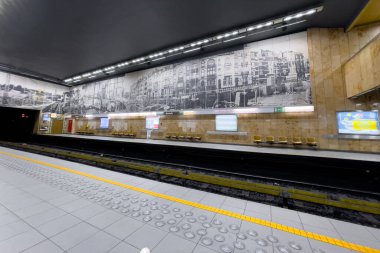 Brüksel 'de boş bir metro istasyonunun içi.