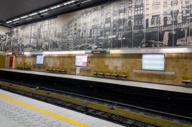 Brüksel 'de boş bir metro istasyonunun içi.