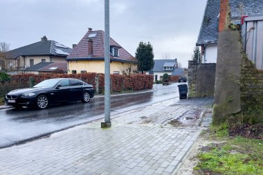 Welle, Belçika 'da kış günü yol kenarına park edilmiş bir araba.