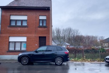 Welle, Belçika 'da kış günü yol kenarına park edilmiş bir araba.