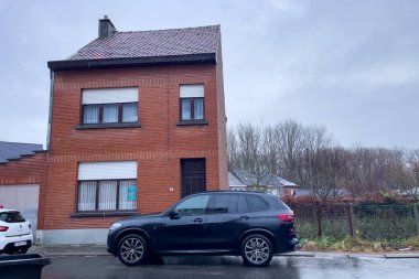 Welle, Belçika 'da kış günü yol kenarına park edilmiş bir araba.