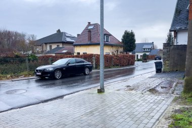 Welle, Belçika 'da kış günü yol kenarına park edilmiş bir araba.