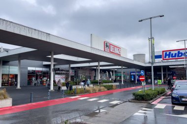 Arabalar Brüksel, Belçika 'daki mağazaların yanındaki otoparka park edilmiş.