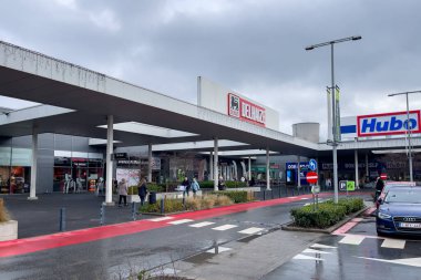 Arabalar Brüksel, Belçika 'daki mağazaların yanındaki otoparka park edilmiş.