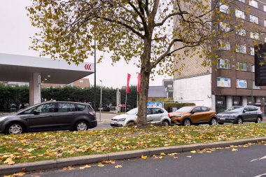 Brüksel, Belçika 'da yol kenarına park edilmiş arabalar