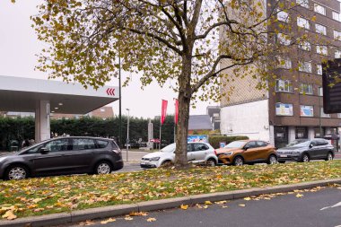 Brüksel, Belçika 'da yol kenarına park edilmiş arabalar