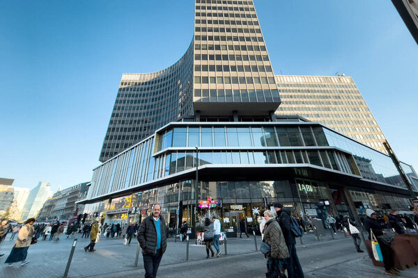 Люди идут по улице в Брюсселе, Бельгия