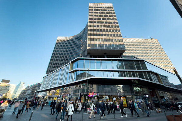 Люди идут по улице в Брюсселе, Бельгия