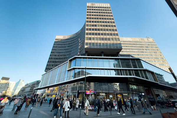 Люди идут по улице в Брюсселе, Бельгия