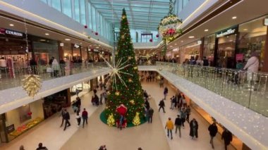 Brüksel, Belçika 'da bir alışveriş merkezinde süslenmiş bir Noel ağacı