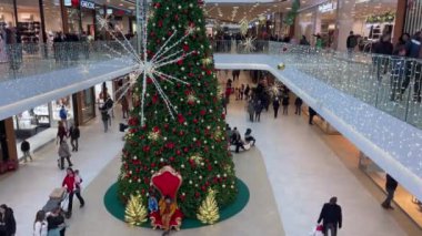Brüksel, Belçika 'da bir alışveriş merkezinde süslenmiş bir Noel ağacı