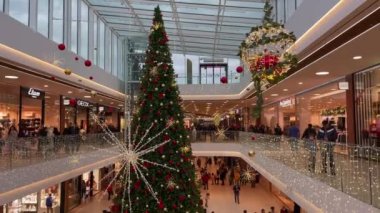 Brüksel, Belçika 'da bir alışveriş merkezinde süslenmiş bir Noel ağacı