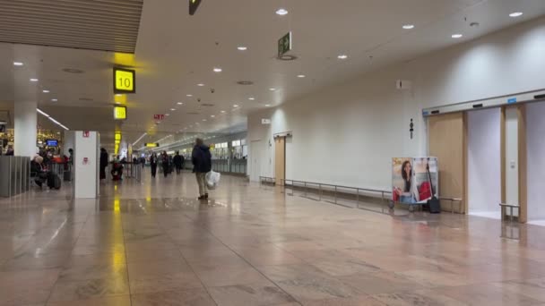 Путешественники Пешком Международном Аэропорту Шарлеруа Бельгии — стоковое видео