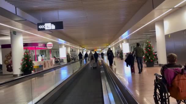Пассажиры Пользующиеся Пешеходной Дорожкой Аэропорту Шарлеруа Брюсселе Бельгия — стоковое видео