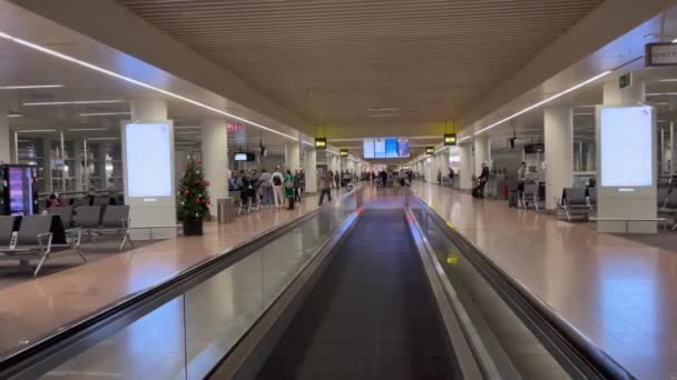 Пассажиры Пользующиеся Пешеходной Дорожкой Аэропорту Шарлеруа Брюсселе Бельгия — стоковое видео