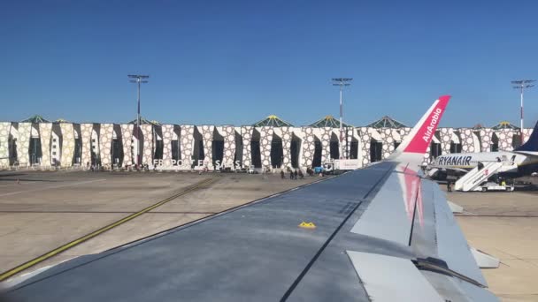 Vedere Fereastră Unui Avion Comercial Air Arabia Care Decolează Pistă — Videoclip de stoc