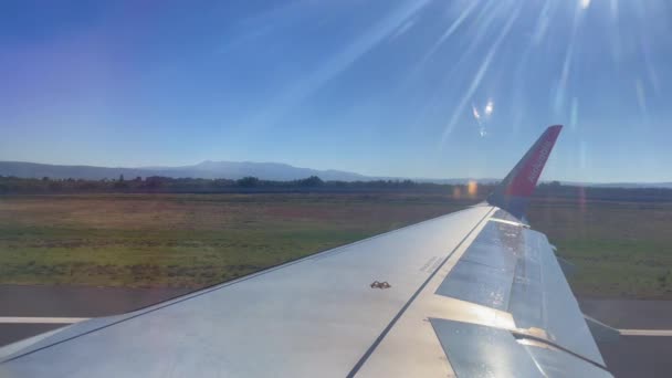 モロッコのフェス サイス国際空港で滑走路を離陸するアラビア航空の商業飛行機の窓からの眺め — ストック動画