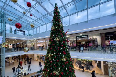 Brüksel, Belçika 'da bir alışveriş merkezinde süslenmiş bir Noel ağacı