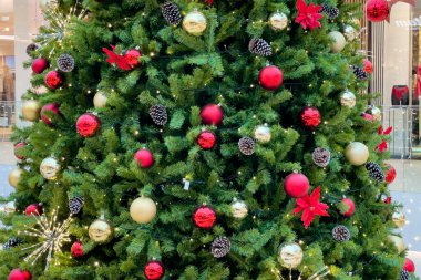 Brüksel, Belçika 'da bir alışveriş merkezinde süslenmiş bir Noel ağacı