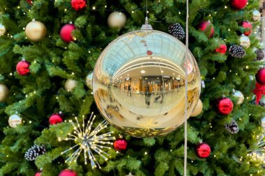 Altın top Noel ağacında sallanıyor 