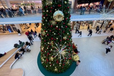 Brüksel, Belçika 'da bir alışveriş merkezinde süslenmiş bir Noel ağacı