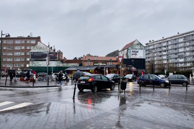 Brüksel, Belçika 'da yağmurlu bir günde araba sürüyor