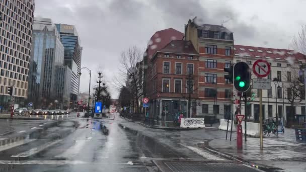 ベルギーのブリュッセルで雨の日に赤い交通信号がオンになりました — ストック動画