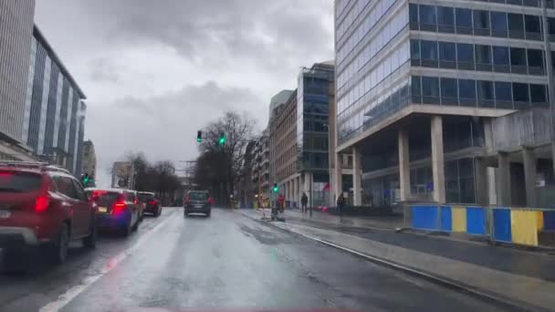 ブリュッセル ベルギーの雨の日に道路を走行する車のダシュカム — ストック動画